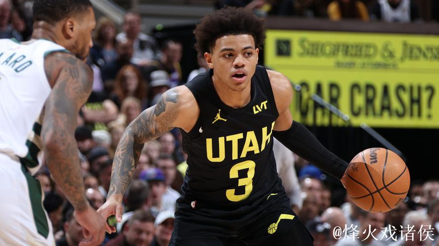 基扬特-乔治突破顶着防守打进,上半场12中8已经砍下27分 基扬特-乔治突破顶着防守打进,上半场12中8已经砍下27分