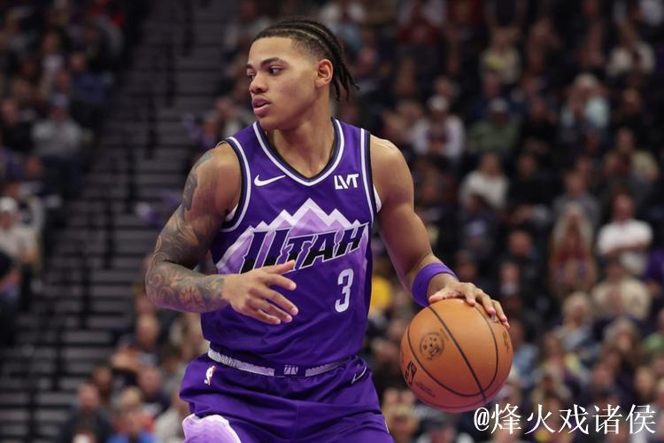 基扬特-乔治突破顶着防守打进,上半场12中8已经砍下27分 基扬特-乔治突破顶着防守打进,上半场12中8已经砍下27分