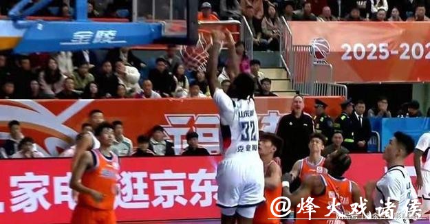 罚单频发酿成困境,克里斯成裁判“公敌” 山东高速男篮客场之路愈发艰难 罚单频发酿成困境,克里斯成裁判“公敌” 山东高速男篮客场之路愈发艰难