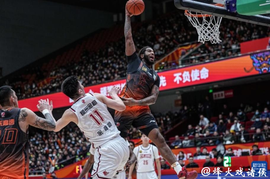 罚单频发酿成困境,克里斯成裁判“公敌” 山东高速男篮客场之路愈发艰难 罚单频发酿成困境,克里斯成裁判“公敌” 山东高速男篮客场之路愈发艰难